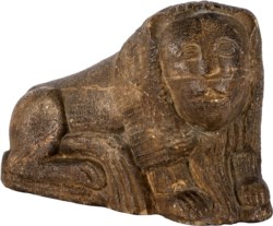 Leone in pietra di gusto romanico