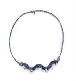 Damiani, collana in oro, diamanti e zaffiri, collezione Flutti, anni 2000