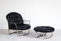 Set composto da poltrona mod. 915 con pouf